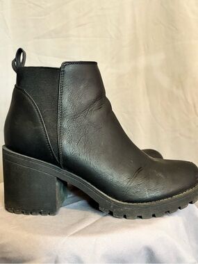 Women’s Black Chunky Heel Chelsea Boot